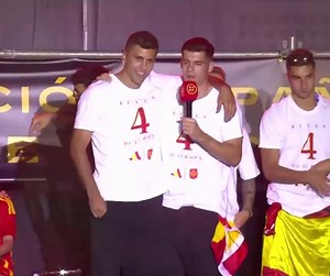„Se ține cont mult de meritul sportiv, dar este și mult marketing. Mie îmi lipsește marketingul, așa cum le-a lipsit, la vremea lor, lui Xavi și Iniesta. Cred că și anul acesta va lua Balonul de Aur un anume Lionel Messi”, spunea Rodri în octombrie 2023, înainte ca Messi să câștige cel de-al optulea Balon de Aur. Știm despre mijlocașul lui Manchester City că este o prezență discretă, atipică fotbaliștilor din prezent, care nu are conturi pe rețelele sociale. Totuși, unul dintre colegii săi de la