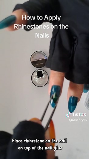 How to Apply Rhinestones on the Nails