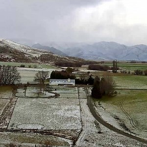 The merino sheep that grow our fiber are free to roam in open pastures, in conditions they’re perfectly adapted to, and farmed in a way that meets their needs. #madedifferent | icebreaker