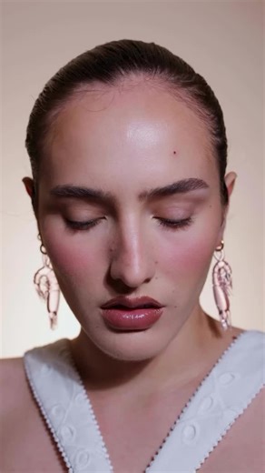 Personally, I’m an Emerald kinda gal 🦖 Amo los looks conceptuales over the top, pero quería hacerles algo aún editorial pero más fácil de usar y hacer. Súper sincera, normalmente este tipo de aplicadores en delineadores se me complican pero sorpresivamente se me hicieron bastante fáciles de usar yyyy corregir si me equivocaba, well done @marykaydemexico well done 👏🏼 Use los delineadores líquidos para ojos en los tonos Emerald, Sapphire y Black 🖤 pueden conseguirlos en línea en http://www.mar