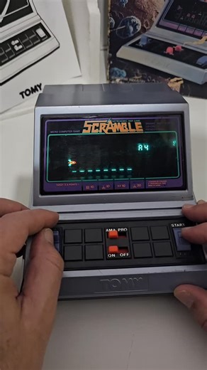 🕹️ SCRAMBLE – PURA HISTORIA DEL ARCADE 🕹️ Lanzada en 1981, Scramble no es solo una máquina recreativa: es uno de los grandes pilares del videojuego clásico. Acción lateral, dificultad creciente y ese sonido inconfundible que marcó a toda una generación. Una auténtica joya para nostálgicos, coleccionistas y amantes del arcade original. De las que ya no se ven… y cada vez quedan menos. ¿La jugaste en su día? ¿Cuántas monedas dejaste aquí? #Scramble #ArcadeClásico #Recreativas #VideojuegosRetro #