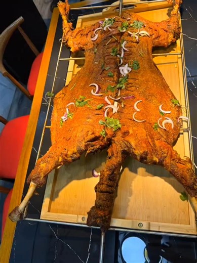 Golden roast whole lamb, crispy skin, juicy meat, full of amazing flavor and irresistible charm.