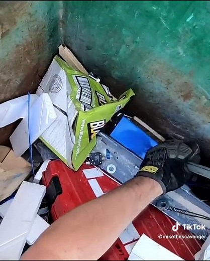 Dumpster Diving #dumpsterdiving #dumpsterdivingfinds #foundintrash #garagesale #urbantreasurehunting #fyp #scrapmetal