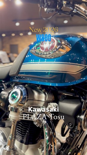 カワサキプラザ鳥栖 on Instagram: "【New 2026】 2026年モデル新型のW800（メタリックディープブルー）が遂に入荷しました！ Wブランド誕生日から今年で60年！ 大型の空冷エンジンが、とてもクラシカルでカッコいいモデルです！ 気になる方は是非実車をご確認下さい！ 今であれば、跨る事も可能です！ 皆様こご来店を心よりお待ちしております！ ーーーーーーーーーーーーーーーーーー 車両価格：1,309,000円(税込) 排気量：773cc ーーーーーーーーーーーーーーーーーー #2026W800 #kawasakiw800 #W800 #クラシカルバイク #レトロバイク #空冷エンジン #オシャレライダー #オシャレバイク #カワサキプラザ鳥栖 #sagajapan #佐賀県鳥栖市 #kawasakiplazatosu #tosucity #佐賀ライダー #佐賀バイク #鳥栖バイク #福岡ライダー #福岡バイク #久留米バイク"