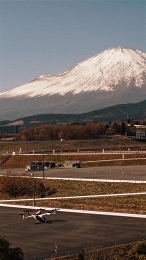2月23日(月)は #富士山の日 米国外で初めてJoby S4が飛んだ特別な場所・富士山。 そして先日、冠雪した富士山を望む富士スピードウェイで、再びその空を舞いました。 ｢距離｣と｢時間｣の感覚を変えていく── Joby S4は、その未来に向けて、確かな一歩を積み重ねています。 ▼Joby S4の詳細はこちら https://lnky.jp/mf6iMLU | TOYOTA / トヨタ自動車株式会社