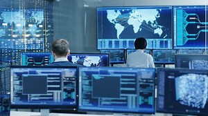 ในการควบคุมระบบห้องควบคุมและผู้ดูแลระบบนั่งอยู่ที่เวิร์คสเตชันของพวกเขาด้วยการแสดงหลายกราฟิกและข้อมูลโลจิสติกส์ยิงบน RED EPIC-W 8K ฮีเลียมกล้องโรงภาพยนตร์.