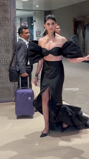 194K views · 1.7K reactions | Dil Bechara actress Sanjana Sanghi spotted heading into the Elle Beauty Awards werkin' black | Voompla | Facebook