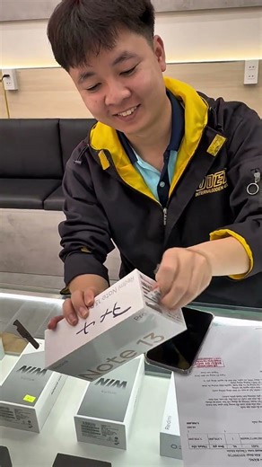 Kiếm tiền online tích góp từng chút, em khách ghé Redmi Note 13 Pro 5G chốt luôn 1 em về học tập