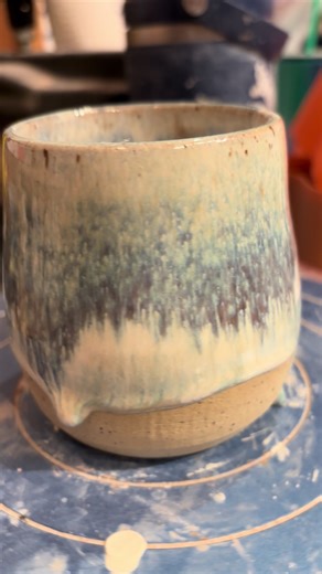 This one ran a little too much, but the colours are perfection! Glaze combo: 3x honey flux, 3x iron lustre, 3x blue rutile top 1/3 and heavy honey flux below blue rutile. #amacoglazes #hopemountainart #studiolife #sopretty #kilnhaul