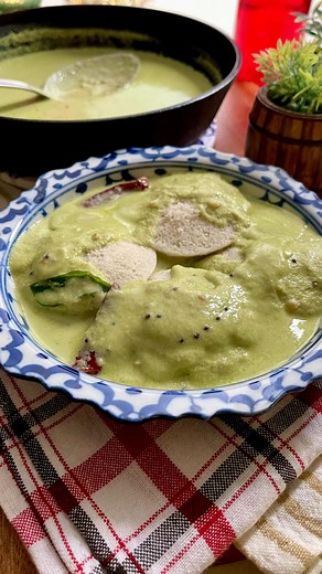 Meghna’s Food Magic on Instagram: "Comment “idli” for recipe via DM - STREET STYLE IDLI & MURUGAN CHUTNEY (without coconut) In every lane in Mumbai, there is an Anna who comes in the morning and brings idli and Chutney. This Chutney is made without coconut and the idli is super soft. I am showing you this recipe of Idli through natural fermentation. You have to plan 24 hours in advance if you want to eat this, Idli . The Chutney is very easy and is made from basic ingredients, and you don’t need