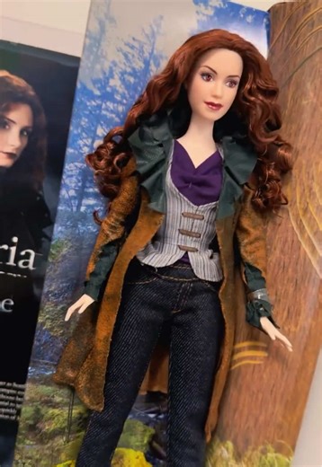 VICTORIA - TWILIGHT - ECLIPSE ! BARBIE BY MATTEL 🩸🔥 Red-haired. Vampire. Vengeful. Victoria in Eclipse — power and danger in Barbie Collector form. 🖤✨ 🩸🔥 Ruiva. Vampira. Vingativa. Victoria em Eclipse — poder e perigo em forma de Barbie Collector. 🖤✨ #TwilightSaga #EclipseMovie #VictoriaTwilight #BarbieCollector #dollcollector