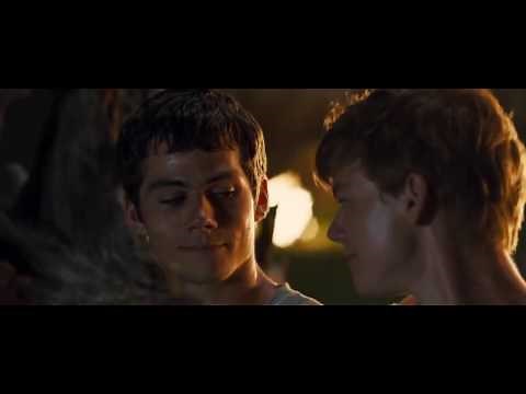 Dylan O'Brien and Thomas Sangster alsmost kiss - Maze Runner Blooper
