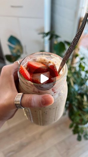 Susi on Instagram: "Been my go-to easy/quick breakfast for 5+ years and nothings changing 🤩😂 recipe below!!! Ps I never was a huge fan of warm oats but overnight oats are addicting and game changing for breakfast! Ingredients: -1/2cup old fashioned rolled oats -1/2tbsp chia seeds -pinch of salt -1/2-1tbsp sweetener (honey, agave, maple syrup, etc) depending on how sweet you like it -1tbsp yogurt -1/2cup milk (I like oat milk 😗) ^^this is your overnight oat base :) Optiona
