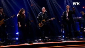 «MITT LAND, MITT LAND» live på Lindmo! Jeg tror dette er favoritten min blant alle låtene Åge har skrevet. Låta føles minst like aktuell idag som da den ble skrevet, for nesten 40 år siden. Stor stas å få dele scene med Åge Aleksandersen, Emilie Nicolas og legendariske Sambandet. Som sjefen sjøl pleier å si her inne på internettet — Lik, del og kommenter gjerne! God Påske! 🖤 🇬🇧: Performing one of Åge Aleksandersen’s classic songs with the man himself, his legendary band, Sambandet and Emilie 