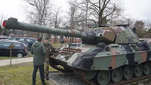 18 moderne Leopard 2 A6 Kampfpanzer werden bislang von Deutschland an die Ukraine geliefert und damit eine relativ geringe Stückzahl. Eine quantitative Lösung könnte da der Vorgänger sein, der eingemottete Kampfpanzer Leopard 1 in der Ausführung 5. Bei der Bundeswehr wurde der Panzer zwar vor 20 Jahren ausgemustert, die Industrie verfügt aber weiterhin über eine nennenswerte Stückzahl der Kampfpanzer. Mehr als 100 Leopard 1 A5 soll die Ukraine nun erhalten. Die Bundesregierung genehmigte zuletzt