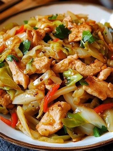 Chicken and Cabbage Stir-Fry Ingredients: 1 pound boneless, skinless chicken breast, sliced into thin strips 4 cups green cabbage, shredded 1 bell pepper, sliced (any color) 2 carrots, julienned 3 cloves garlic, minced ...... Full Recipe in Coʍmеոτ 💬 | Food Lovers