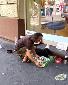 309K views · 26K reactions | La emotiva tradición de un indigente y el perrito que salvó hace 14 años. | Fabiosa Chile | Facebook