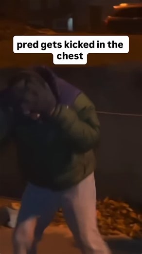 KarmaSutra 🪭 on Instagram: "✨ LED 是怎麼發光的？比你想的更神奇！ ✨ ⠀ 在我們的生活裡，LED 幾乎無所不在——手機螢幕、汽車大燈、指示燈、家裡的氛圍燈…但你知道這些小小的光點究竟是怎麼亮起來的嗎？ ⠀ 其實，LED（發光二極體）的核心原理非常精妙： 它利用「半導體材料」之間的能量差，在電子移動的瞬間釋放出光。 ⠀ 想像一下，有兩邊地形不同的山谷。一側是充滿電子的「N 型材料」，另一側是缺少電子、需要補位的「P 型材料」。 當電流通過時，電子就像從高處跳入低處的能量谷底，而每一次跳躍，都會釋放出一個微小的光子。 ⠀ 🌈 光的顏色由什麼決定？ LED 的顏色不是靠染料，也不是玻璃，而是取決於半導體本身的材料與能隙大小。 能量差越大，光的頻率越高、顏色越偏藍；能量差越小，光的顏色就越偏紅。 這也是為什麼 LED 可以做成各種顏色，甚至組合成白光。 ⠀ 💡 為什麼 LED 那麼省電？ 因為大部分的能量都直接轉成光，而不是熱。 不像傳統燈泡那樣先把燈絲燒得超級熱，再間接產生光，LED 幾乎沒有浪費。 ⠀ 🔧 小小結構，大大力量 LED 的體積可以非常