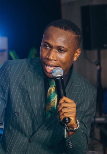 Songs carry spirits !!! Family meeting Lagos ! Come let us sing “A NEW SONG” this Friday ! 5pm ! Paraclete event center shasha road Lagos ! I’ll see you in the room 📍: @thelove_room @theloveroomfamilymeetinglagos #stevehillsofficial_ #foryou #fypagee