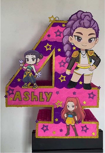 Piñata de número 4 de las Guerreras K-Pop