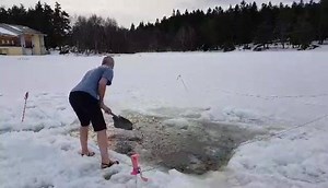 Cassage de la glace pour accéder à la baignade matinale. Air -2 degrés. Eau 1 degré | Global Systema