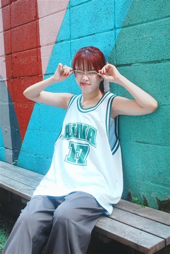 #アイナジエンド 2026年サマーグッズを紹介☀️ Model：アイナ・ジ・エンド（161cm） ・きゅるりん夏フェスTシャツ（Sサイズ着用） ・サラッとおしゃれバスケットボールシャツ（Mサイズ着用） ・汗も雨もOKフード付きタオル ・革で気高くいこうぜキーホルダー #BlueShiningStar #ブルシャイ #グッズ