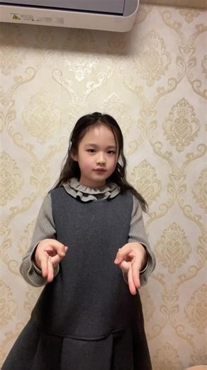 不错不错，拿出了干架的架势😂#古灵机怪的小丫头 #达拉崩吧 #手势舞嗨起来