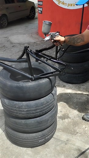 Veamos el arte de pintar una 🚲 con pistola y compresor | Cómo Lo Hacen