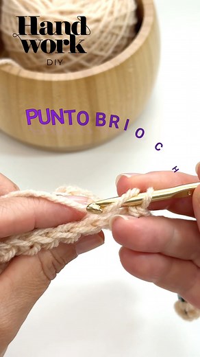 Un punto de crochet ideal para Bufandas, Bolsos, Suéteres, Jerseys... 👌 se llama PUNTO BRIOCHE ¿LO CONOCÍAS? #fblifestyle #crocheting #crochetinspiration #Christmas | HandworkDiy