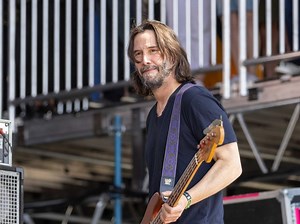 ベースを弾くキアヌ・リーブスが絵になりすぎる【祝・来日公演決定】 | フロントロウ