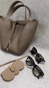 PBselect ｜ピービーセレクト on Instagram: "どんな仕組みか気になる！！ と沢山お問い合わせいただいたので🤭 リール作っちゃいました❤️ わかりやすいかな？🤔💕 ☑︎アイウェアケース ¥1,698- いいね、保存お願いします🫶🏽 大人コーデ💄 ━━━━━━━━━━━━━━ 写真のタグをタップしても 購入することができます❤︎ 購入はこちらから @pb_select WEB・アプリの場合は、 上記商品名で検索して下さい ━━━━━━━━━━━━━━ #pbselect #メガネケース #サングラス #アクセサリー #プチプラ高見え #着回しコーデ #小物 #サングラスコーデ #バッグチャーム #ママファッション #アラサーコーデ #アラフォーコーデ #エルメス #ピコタン #ピコタンmm #エトゥープ"