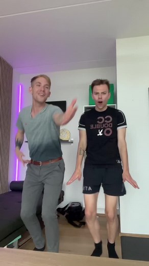 Lav dansen og jeg kommenterer alle videoer 😛