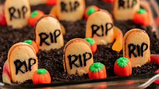 https://dessertsonadime.com/halloween-dirt-cake-recipe/ Layers of Oreo cookies and pudding with gummy worms, pumpkins and tombstone cookies make this dirt cake so fun. Try graveyard dirt cake. | Eating on a Dime