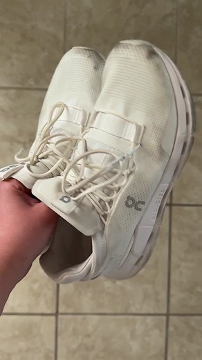 Finally sharing my secret method I use to get my shoes completely white and look like brand new again! Although I usually wash my shoes in the washing machine, this method is even better as it doesn’t ruin their shape or material. I am a sucker for ALL WHITE sneakers and mine always look like BRAND NEW, even though I have had them for years. These shoes have been with me to Europe and vacations many times so they go from black to white in no time with this method! You will need: ⠀⠀⠀⠀⠀⠀⠀⠀⠀⠀⠀⠀ Bra