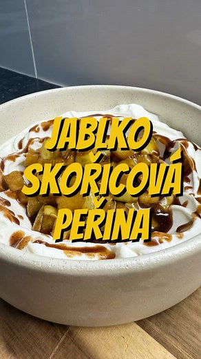 👨🏼‍🍳Jablko skořicová peřinka 📍Je to dokonalý, rychlý snack, který zvládneš za pár minut. Opečená jablka na másle, skořice a krémový tvaroh spolu chutnají skvěle a navíc tě i zasytí, protože tahle dobrota je plná bílkovin. Stačí pár surovin a máš hotovo. 📍Nejlepší na tom je, že si sám rozhodneš, kolik bude mít kalorií. Přidáš víc medu a máš sladkou pecku, nebo ho dáš jen trochu a uděláš si nízkokalorickou svačinu. Záleží jen na tobě. 📍Ingredience: - 1 jablko - 10-15g másla - 1 lžíce medu (n