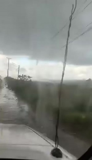 31K views · 1K reactions | #Rosarito Ciudadanos lograron grabar un pequeño tornado que se estaba formando en Rosarito tras las pasadas lluvias. El video fue grabado sobre la carretera que baja de la colonia Morelos. ¿Lo viste? | Noticias B.C | Facebook
