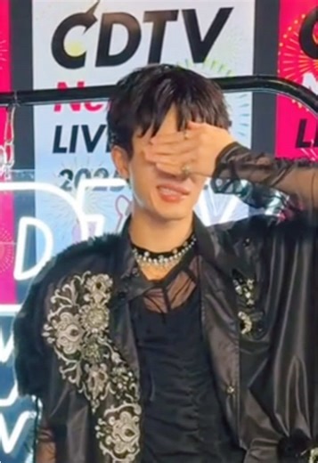 タクちゃんのアンチノミーきたぁ！！めっちゃ嬉しすぎる！😭💚 げんじぶ最近ハマってるっていうのもあって超特急の誰かにやって欲しかったから最っ高に嬉しい✨️ 舌打ちかっこよすぎる🥺💚最後両手でガッツポーズしてるの可愛すぎる💚 #超特急 #げんじぶ #タクヤ #草川拓弥 #8号車さんと繋がりたい @超特急🪐OFFICIAL @原因は自分にある。 @🩶みゅうみゅ🩶 @miyuu🐰ᩚ️🫧 @りん🐰️🩵 @S.A @k.alo_1026