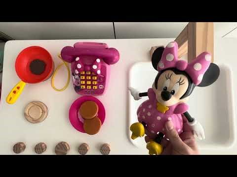 Minnie unbox and cooking at her kitchen / Minnie cozinhando