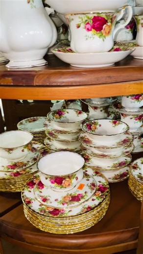 Old country roses made in england Royal albert 🌹🥀🥀🥀🥀🥀🥀🥀 🥀🥀🥀🥀🥀🥀🥀🥀🏴󠁧󠁢󠁥󠁮󠁧󠁿 🇬🇧🏴󠁧󠁢󠁥󠁮󠁧󠁿🇬🇧🏴󠁧󠁢󠁥󠁮󠁧󠁿🇬🇧🏴󠁧󠁢󠁥󠁮󠁧󠁿 | 4th street housware ttrading