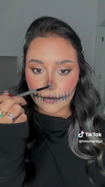 Easy halloween makeup ideas! Part. 1🤍🖤💀 You just need an eyeliner, black amd white eyeshadow, ans a toothpick 🥳 #easyhalloweenmakeup #easyhalloweencostume #easyhalloween #makeup #halloweenmakeup #halloweenideas #costume #costumeideas #fyp #easyhalloweenideas