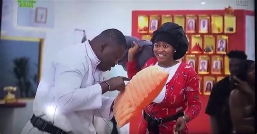 Kuture mimicking imisi about how she spoke about kola on Aquafina task 😂😂😂😂😂 Kuture:u know I called him my brother in dis house Not kola blushing while still writing is punishment Not imisi reporting Kuture 2biggie dat he speaking Yoruba,Imisi is a joy giver | Blossom Martins