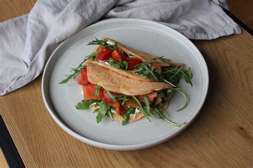 RED LENTIL WRAPS 🫓 High in protein and super easy to make ✨ INGREDIENTS for about 6 wraps 1 cup dry red lentils 2 cups vegetable broth (or water salt) Olive oil METHOD Rinse the lentils, then soak them in the broth for 3-4 hours. Blend until smooth. Heat a lightly oiled non-stick pan and pour in a small amount of batter. Spread it out with the back of a spoon to form a thin wrap. Cook for about 3 minutes, flip, and cook another minute until set. Fillings: I used cream cheese, smoked salmon, roc