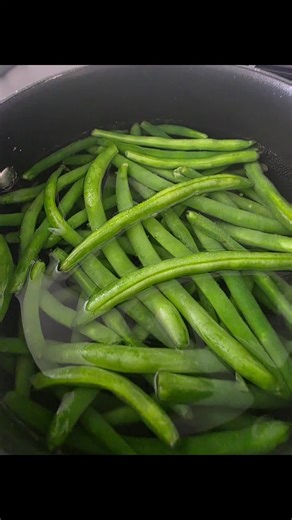 🍄Mushrooms 💚 String beans 🖤 Black bean 🧄 Garlic & Onions 🤎 Brown rice 🧡 Paprika, salt, pepper 💚Parsley #healthyfood #healthylifestyle #vegan