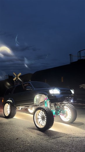 Big HC 4Runner: Squatted Trucks and High Class Styling