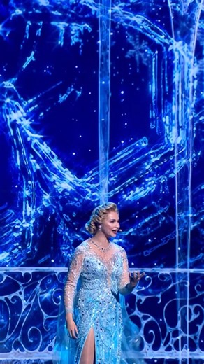 ❄️ Wij laten Vajèn van den Bosch nooit meer los! In de rol van ijskoningin Elsa de primeur van het iconische nummer ‘Laat het los’ uit de musical Disney FROZEN! ✨ Tijdens het Musical Awards Gala 2024 krijg je een voorproefje van het huidige en komende theaterseizoen. | AVROTROS.Musical