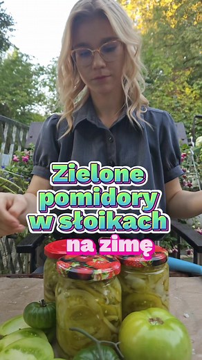 Zielone pomidory w słoikach 😱 Tak to możliwe 😃 I jakie pyszne! Przepis ten towarzyszy mi od dzieciństwa. Zawsze mama robiła takie pomidory na zimę❤️. To wspaniały pomysł na pomidory dla osób, które mają swój ogród i nie są w stanie zjeść wszystkich pomidorów przed zimą. To wspaniały pomysł dla osób, które mają swoje pomidory, jednak zaczyna "atakować" je zaraza (wtedy to zielone pomidory warto zerwać i przygotować z nich sałatkę na zimę). Przepis 👇👇👇 Składniki 🍅1,5 kg zielonych pomidorów �