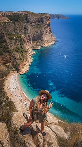 🔐 Guárdalo para no perderte la ubicación de cada una de estas preciosas calas de Alicante 💙 📍Cala Portitxol, más que la cala por lo que es conocida es por estas casitas de pescadores junto al mar. Muy instagrameable 📸 📍Cala del Portet, el agua cristalina y de color turquesa es bestial 🤩, en verano puede estar muy masificado, evita ir los finde. 📍Cala del Moraig, está rodeada de acantilados y es una de las más conocidas de Alicante. Estará llena de gente pero merece la pena ir a esta marav