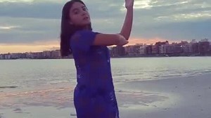 Beatriz dançando na praia uma semana antes da queda do seu apartamento, no RJ
