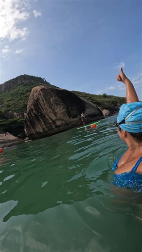 🏖️Nadar no mar na Pedra do Pontal, no Recreio, é mais do que exercício: é liberdade em movimento 🌊💙. A água salgada, o som das ondas e o horizonte aberto transformam cada braçada em um momento de conexão com a natureza e com a gente mesmo 🏊‍♀️✨. A natação em águas abertas fortalece o corpo inteiro, melhora o condicionamento físico, aumenta a resistência e trabalha mente e respiração ao mesmo tempo 💪🫁. Além disso, ajuda a reduzir o estresse, a ansiedade e traz aquela sensação única de levez