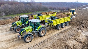 75K views · 541 reactions | Baranya vármegye legnagyobb viztárózójának építésén is aktív szerep jut a Fliegl építőipari pótkocsijának  Fliegl ASW 367 S Black Bull #fliegl | Petya AgroTv | Facebook